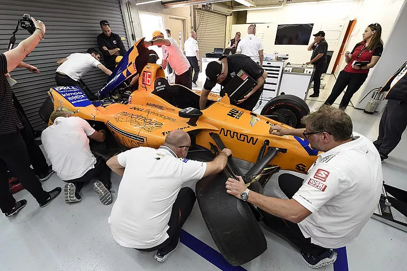 La voiture endommag&eacute;e de Fernando Alonso