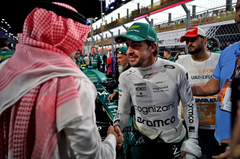 Fernando Alonso, da equipe de F1 da Aston Martin, no grid com dignit&aacute;rios sauditas