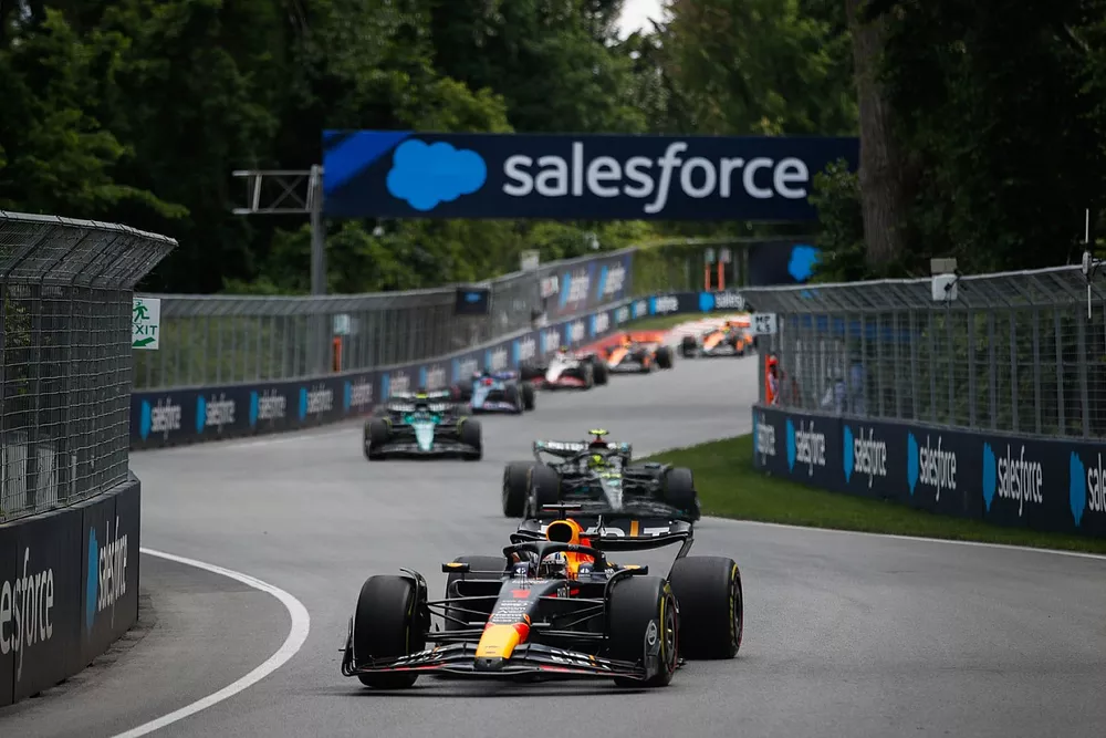 Max Verstappen, Red Bull Racing RB19, Lewis Hamilton, Mercedes F1 W14, Fernando Alonso, Aston Martin AMR23, the rest of the field on the opening lap