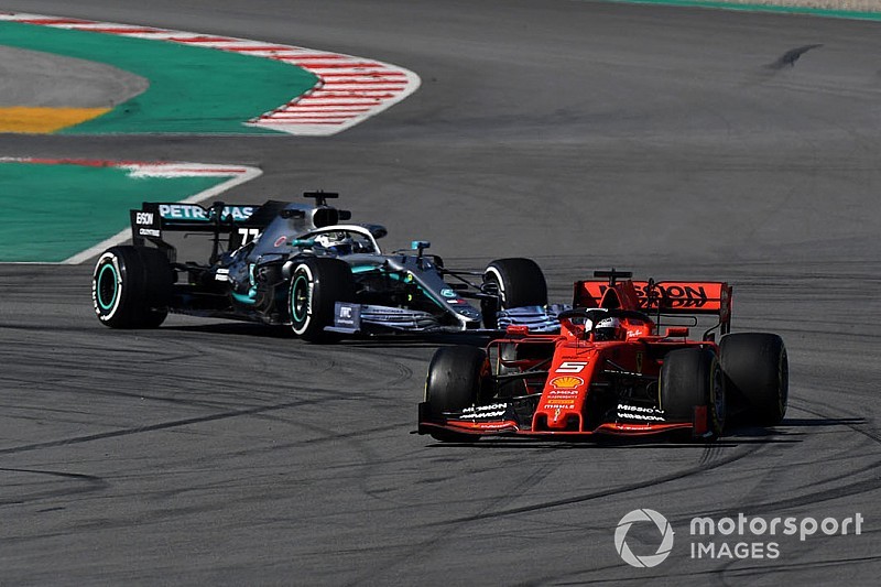 Hamilton: Mercedes mustn't go