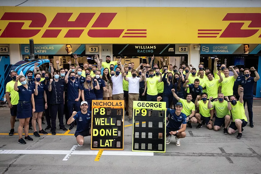 Nicholas Latifi, Williams Racing et George Russell, Williams Racing c&eacute;l&egrave;bre la double arriv&eacute;e dans les points avec l'&eacute;quipe