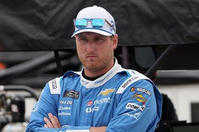 NASCAR: Austin Hill é suspenso após jogar Aric Almirola no muro em Indianápolis