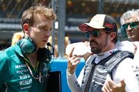 Alonso explica por qu&eacute; tiene que arriesgar con "maniobras suicidas" con su Aston F1