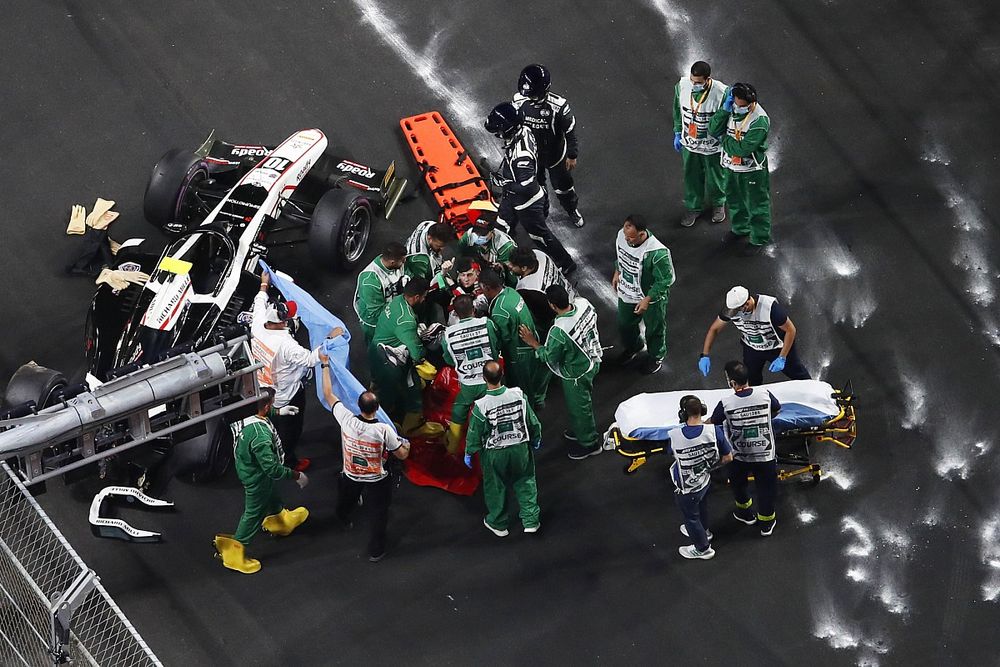 Theo Pourchaire, ART Grand Prix, levanta el pulgar mientras el personal m&eacute;dico lo sube a una camilla