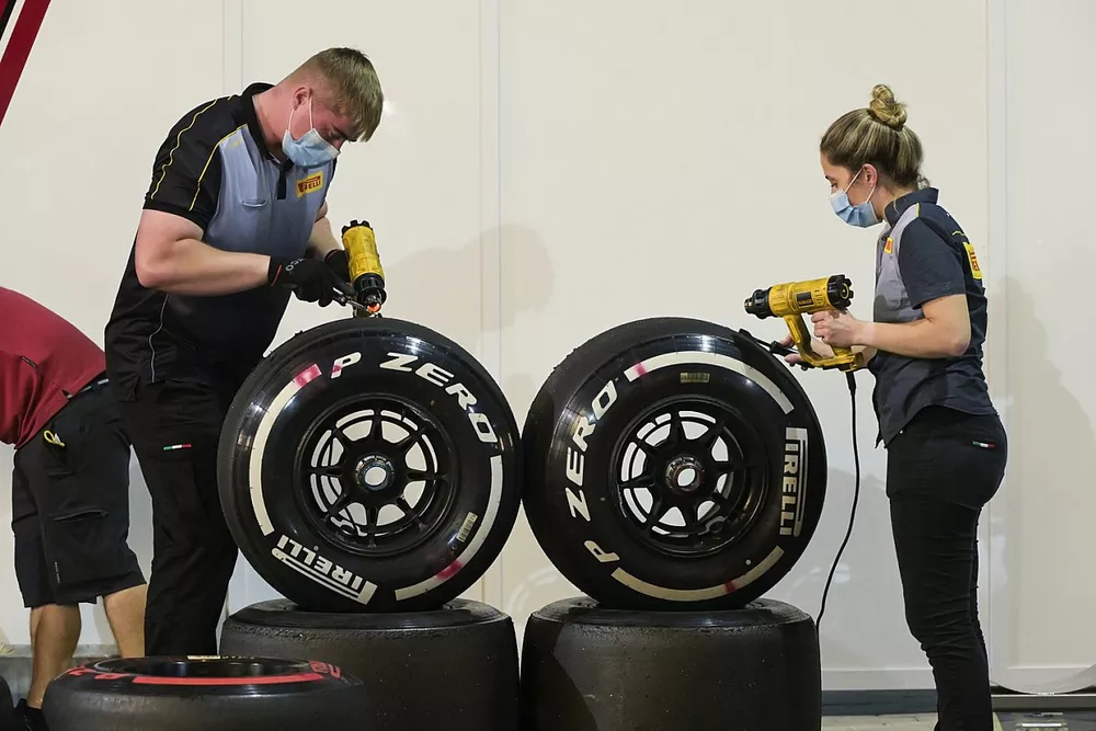I tecnici Pirelli lavorano su alcuni pneumatici