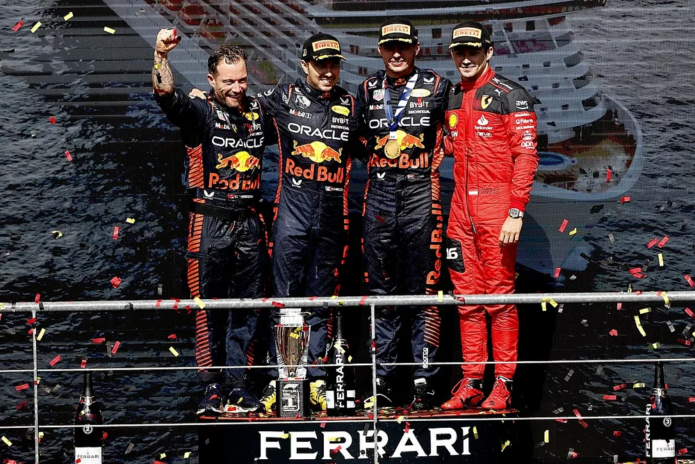 El delegado de Red Bull, Sergio P&eacute;rez, Red Bull Racing, 2&ordf; posici&oacute;n, Max Verstappen, Red Bull Racing, 1&ordf; posici&oacute;n, y Charles Leclerc, Scuderia Ferrari, 3&ordf; posici&oacute;n, en el podio.