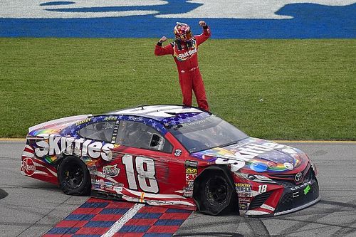 Busch supera a Larson en la última vuelta y se lleva Chicagoland