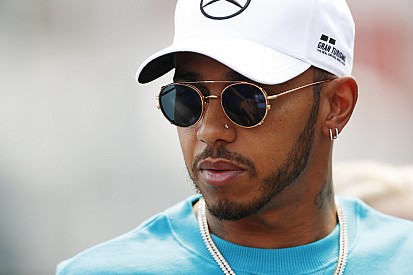 Hamilton rechazó un acercamiento de un equipo rival mientras negociaba con Mercedes