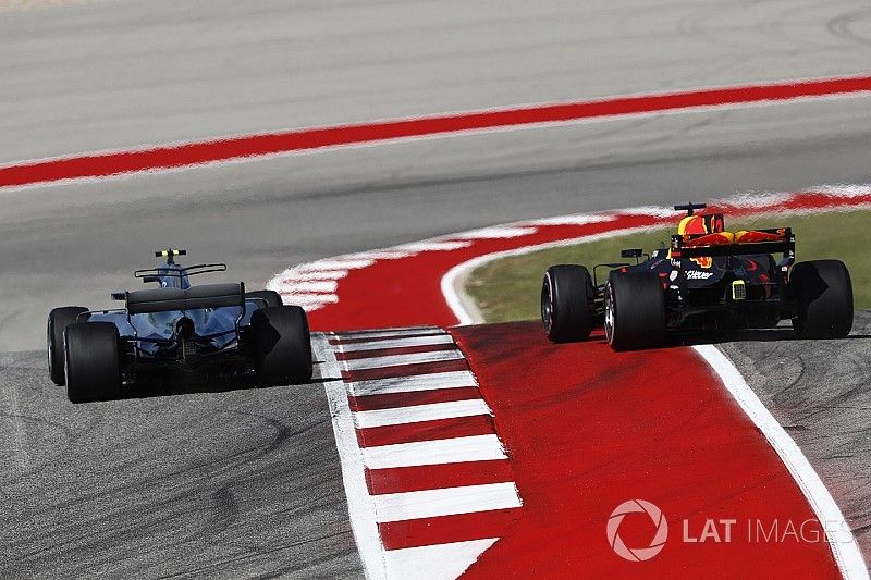 Valtteri Bottas, Mercedes AMG F1 W08, con Max Verstappen, Red Bull Racing RB13