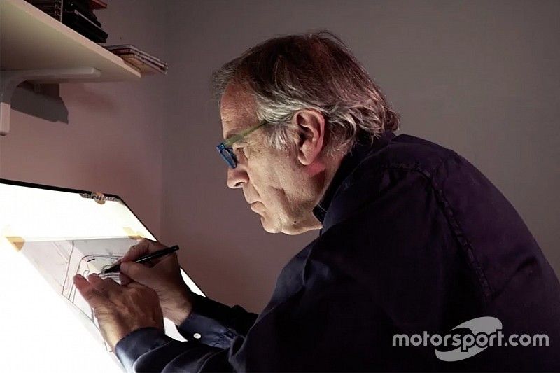 Giorgio Piola trabaja en un dibujo