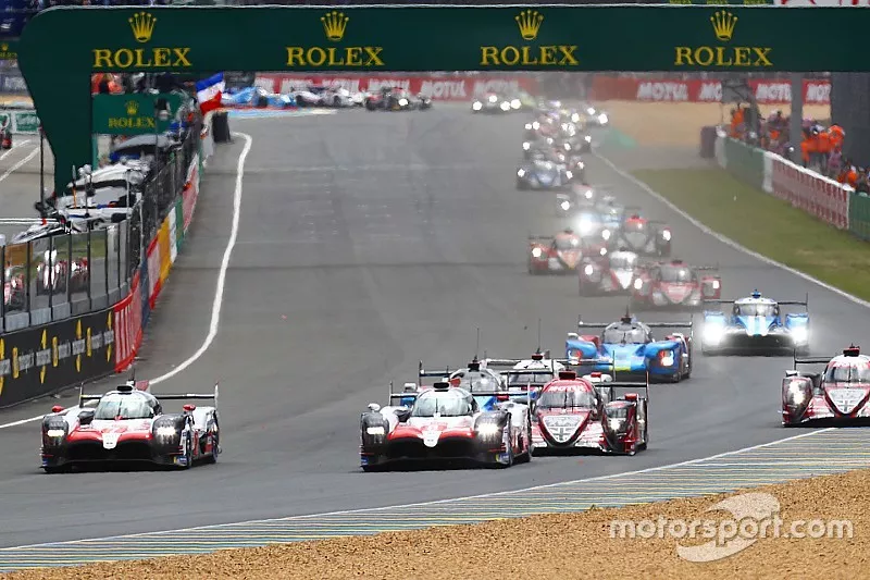 Start: #8 Toyota Gazoo Racing Toyota TS050: Sébastien Buemi, Kazuki Nakajima, Fernando Alonso leidt