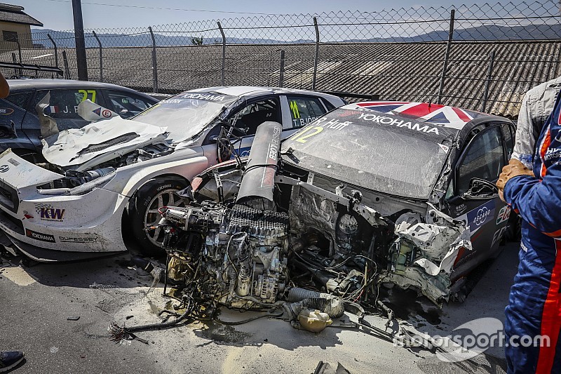 Huff and Bennani's VWs written off in Portugal crash