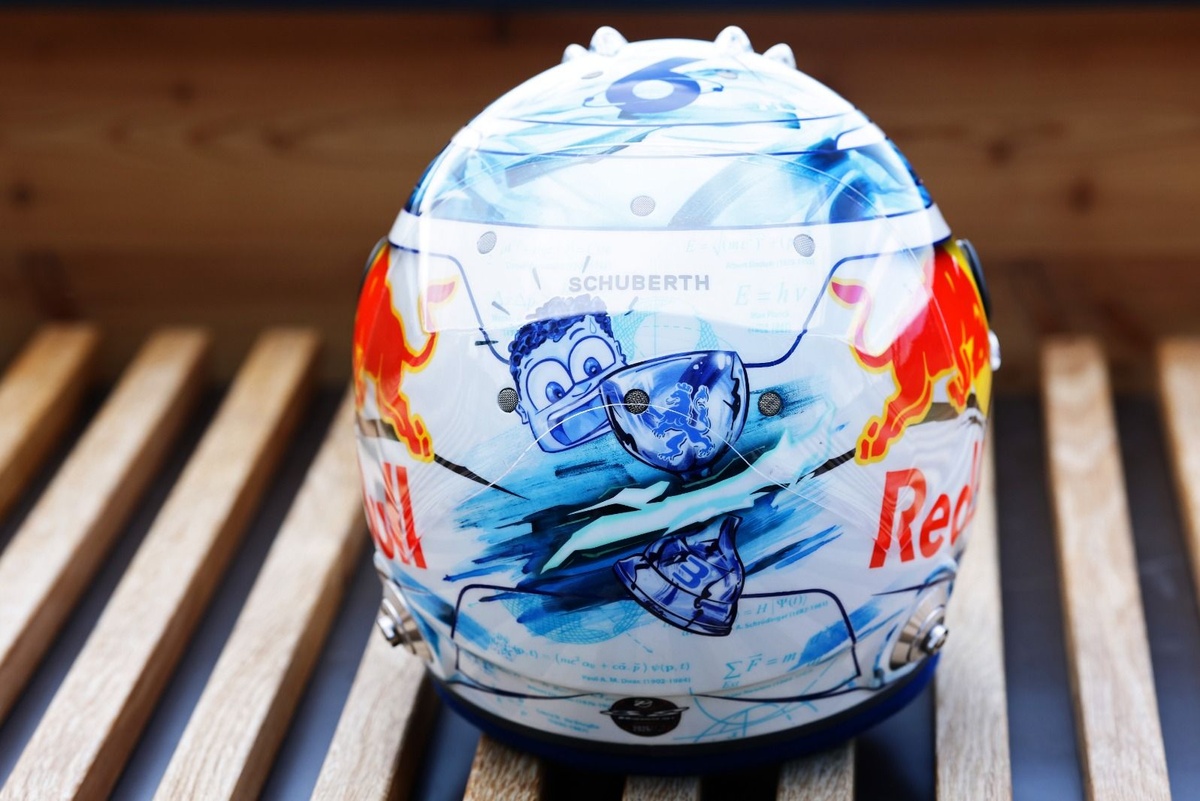 Le trophée brisé d'Isack Hadjar prend place sur son casque