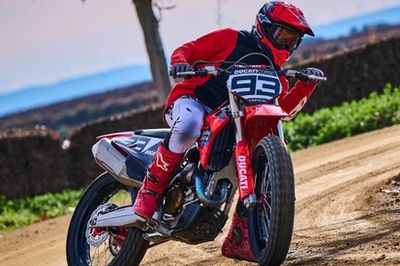 MotoGP: Dois meses ap&oacute;s acidente, Marc M&aacute;rquez volta a pilotar moto em treino com Diogo Moreira