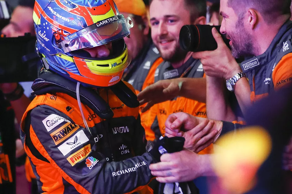 Oscar Piastri, McLaren, 1st position, celebrates with his team in Parc Ferme after the Sprint