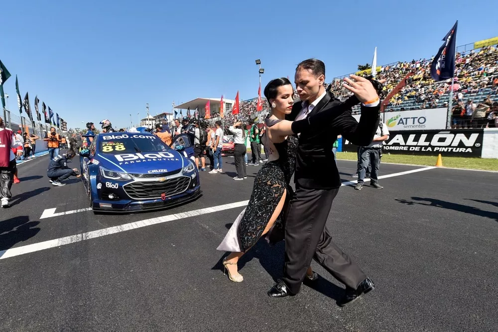 Cerim&ocirc;nia pr&eacute;-corrida contou com apresenta&ccedil;&atilde;o de tango