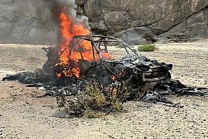 Un coche quedó desintegrado tras un voraz incendio en el Dakar 2023