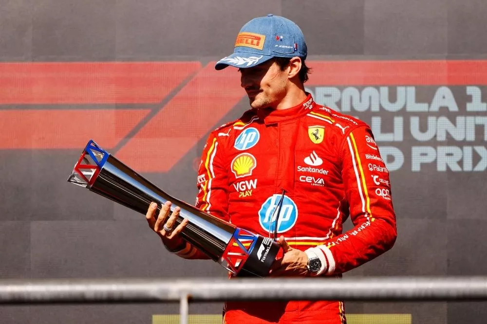Charles Leclerc, Ferrari, avec son troph&eacute;e