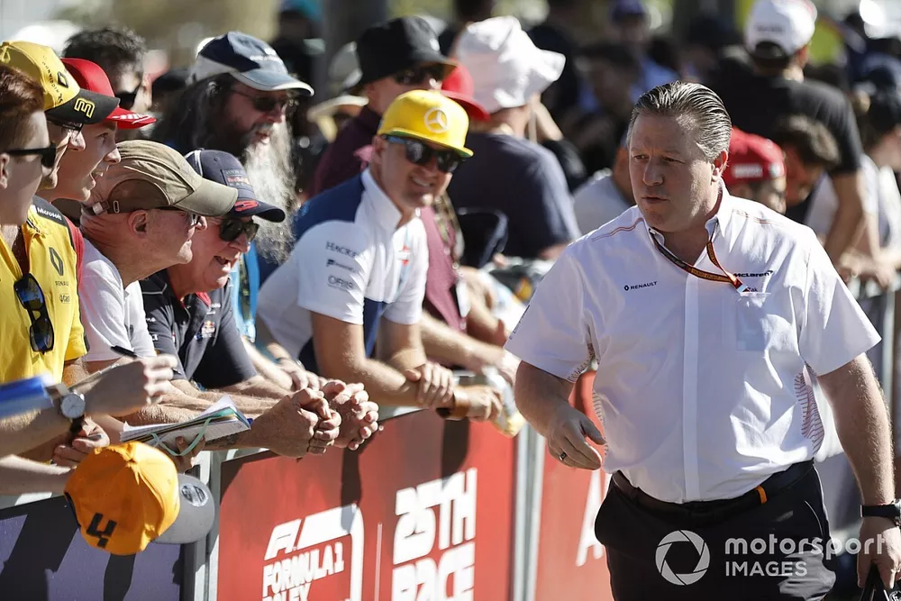 Zak Brown, Executive Director, McLaren zet handtekeningen