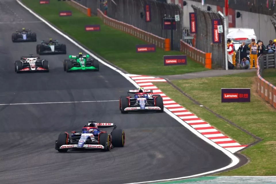 Daniel Ricciardo, RB F1 Team VCARB 01, Yuki Tsunoda, RB F1 Team VCARB 01, Zhou Guanyu, Kick Sauber C44