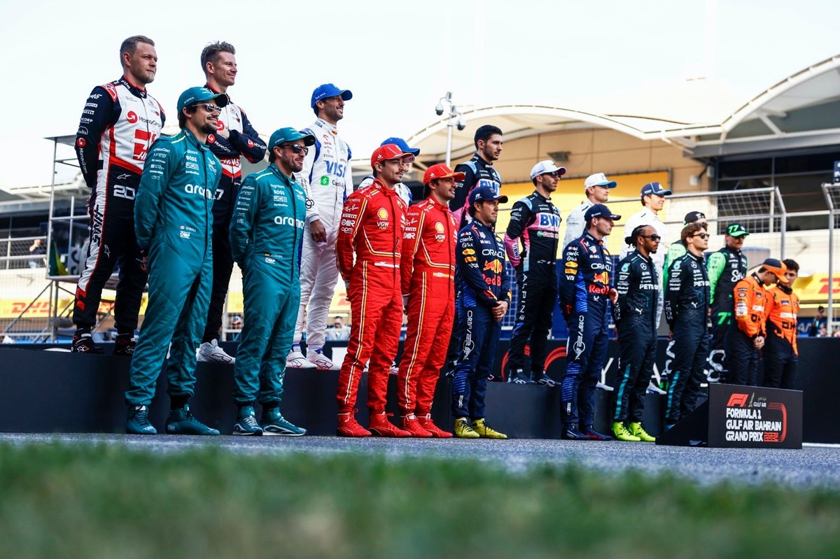 【２枚セット】F1 2025 メルセデス ドライバーズカード 動き加速する2025年F1ドライバーラインアップ！ ペレス＆角田の