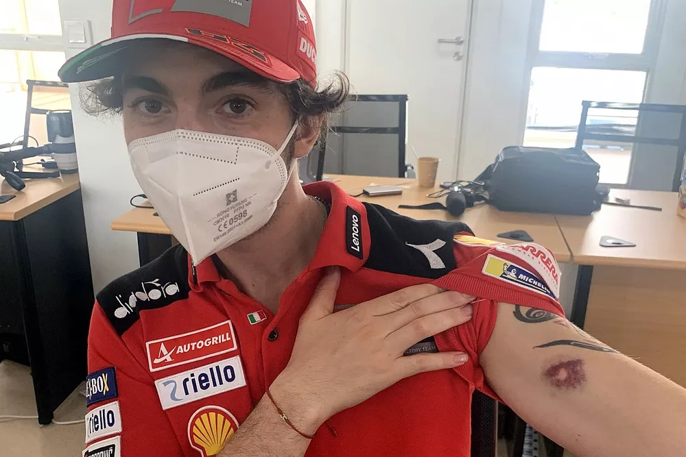 Francesco Bagnaia, Ducati Team con un livido