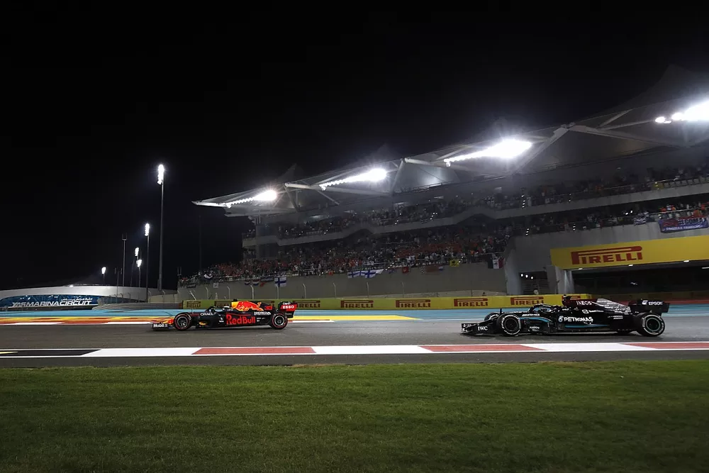 Max Verstappen, Red Bull Racing RB16B, Lewis Hamilton, Mercedes W12, en la &uacute;ltima vuelta