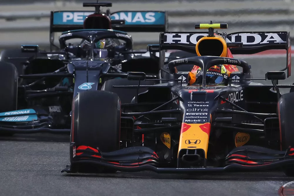 Sergio P&eacute;rez, Red Bull Racing RB16B, Lewis Hamilton, Mercedes W12