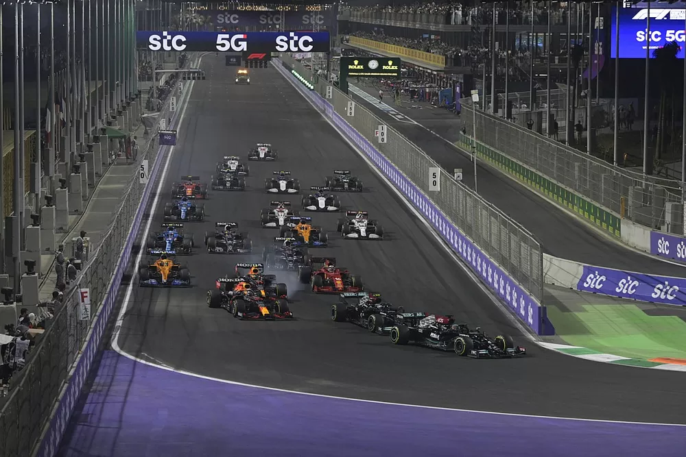 Lewis Hamilton, Mercedes W12, Valtteri Bottas, Mercedes W12, Max Verstappen, Red Bull Racing RB16B, Sergio Perez, Red Bull Racing RB16B, Charles Leclerc, Ferrari SF21, et le reste des monoplaces au d&eacute;part