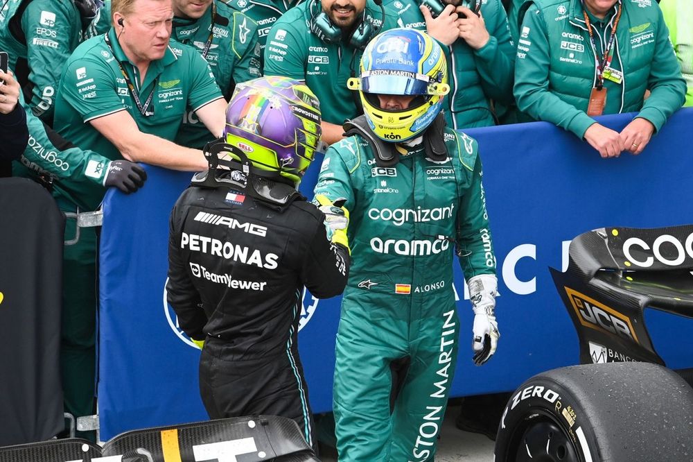 Lewis Hamilton, Mercedes-AMG, 3ª posição, Fernando Alonso, Aston Martin F1 Team, 2ª posição, parabenizam um ao outro no Parc Ferme