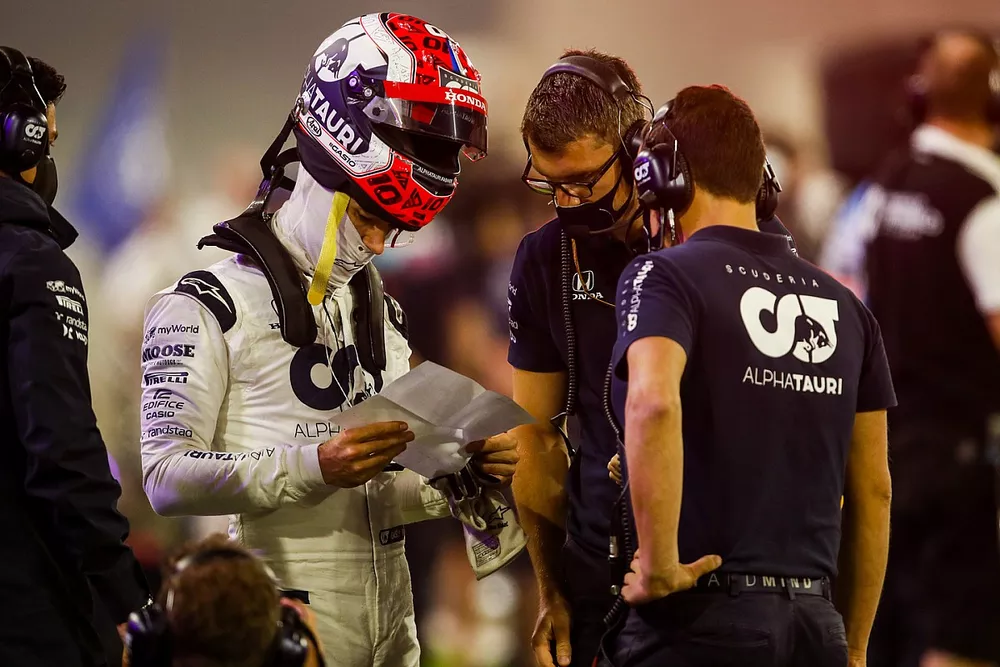 Pierre Gasly, AlphaTauri, sur la grille avec ses ing&eacute;nieurs