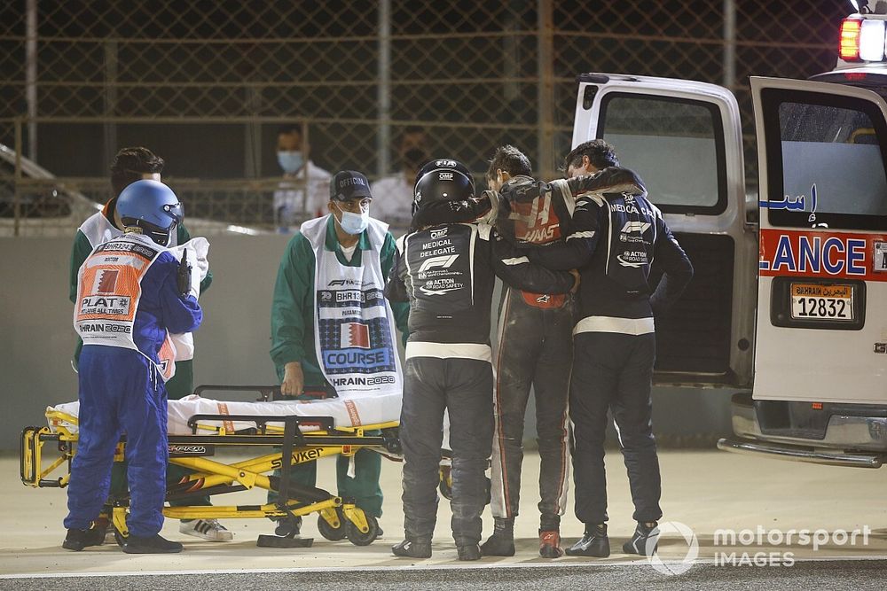 Delegados médicos asisten a Romain Grosjean, Haas F1, después del accidente en la primera vuelta