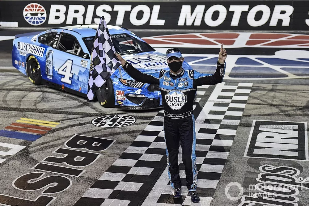 Race winner Kevin Harvick, Stewart-Haas Racing, Ford Mustang