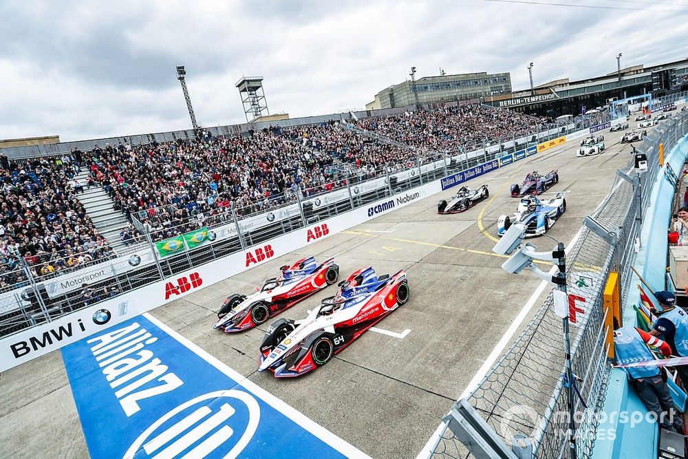 J&eacute;r&ocirc;me d'Ambrosio, Mahindra Racing, M5 Electro, battles with Pascal Wehrlein, Mahindra Racing, M5 Electro, at the start while leading Alexander Sims, BMW I Andretti Motorsports, BMW iFE.18, Oliver Rowland, Nissan e.Dams, Nissan IMO1, Sam Bird, Envision Virgin Racing, Audi e-tron FE05 