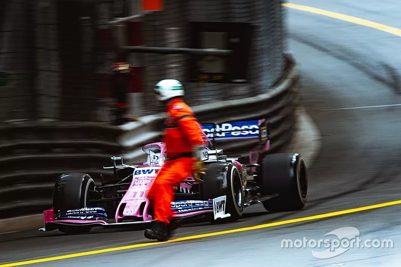 Oficial se cruza la pista por el frente del coche de Sergio P&eacute;rez