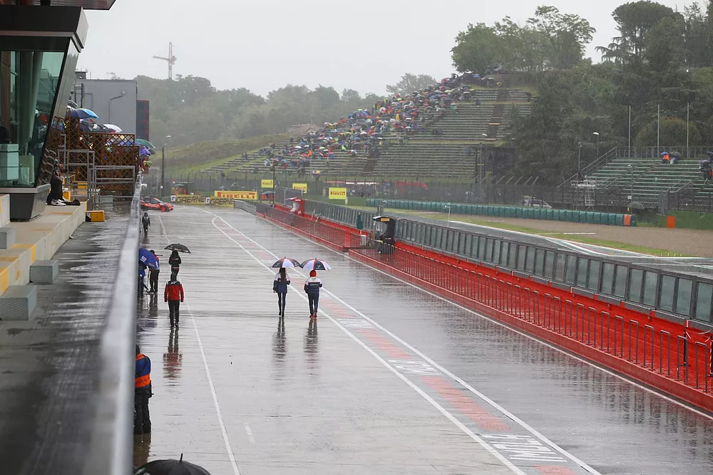 Lluvia en el  paddock