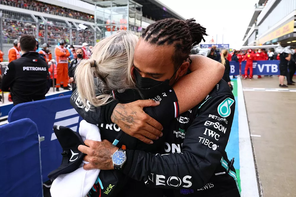 Le vainqueur Lewis Hamilton, Mercedes, avec Angela Cullen, physio de Lewis Hamilton, dans le parc ferm&eacute;
