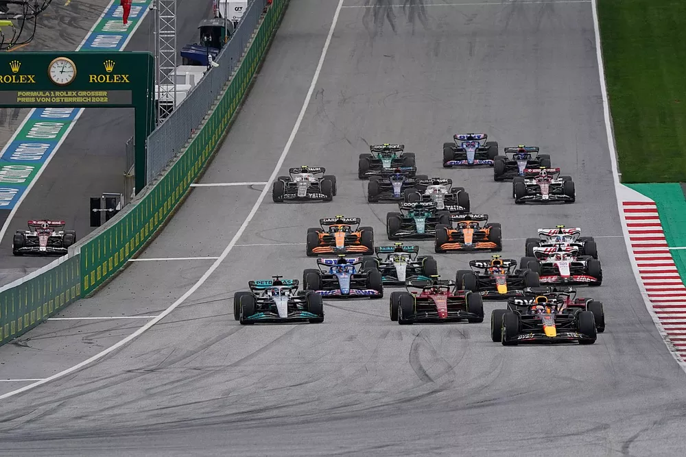 Max Verstappen, Red Bull Racing RB18 lidera en la salida