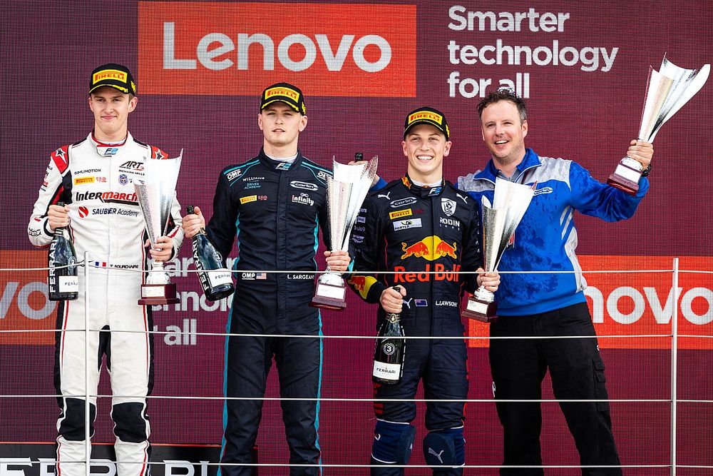 Podio: Ganador de la carrera Logan Sargeant, Carlin, segundo lugar Theo Pourchaire, ART Grand Prix, tercer lugar 