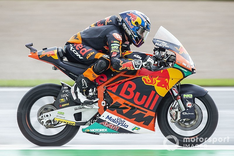 Moto2バレンシア決勝:転倒続出のレースを、オリベイラ独走優勝