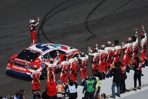NASCAR Cup: La estrategia en boxes lleva a Larson a la victoria en Sonoma