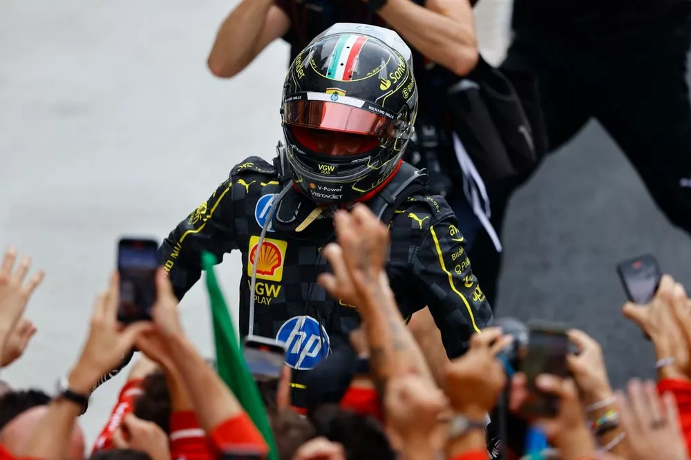 Charles Leclerc, Scuderia Ferrari, 1e positie, springt in de armen van zijn team in Parc Ferme 