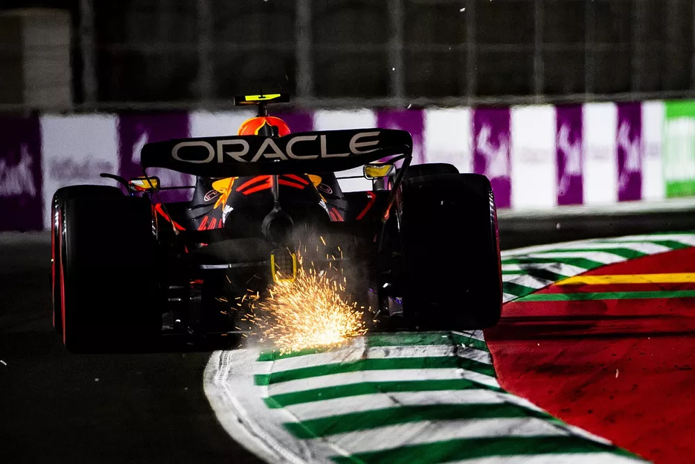 Sergio Perez, Red Bull Racing RB18, fait des &eacute;tincelles