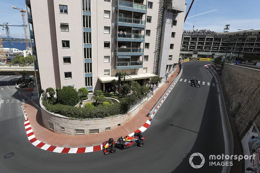 Max Verstappen, Red Bull Racing RB16B, Valtteri Bottas, Mercedes W12