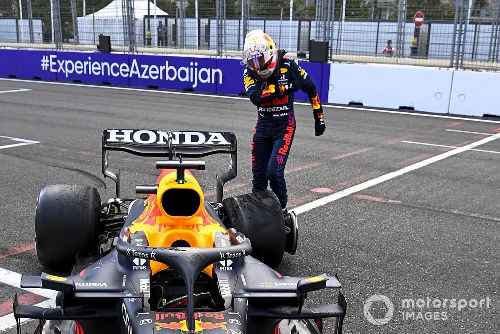 フェルスタッペンのタイヤカス フェルスタッペン、勝利目前でまさかのタイヤトラブル「ピレリはデブリ