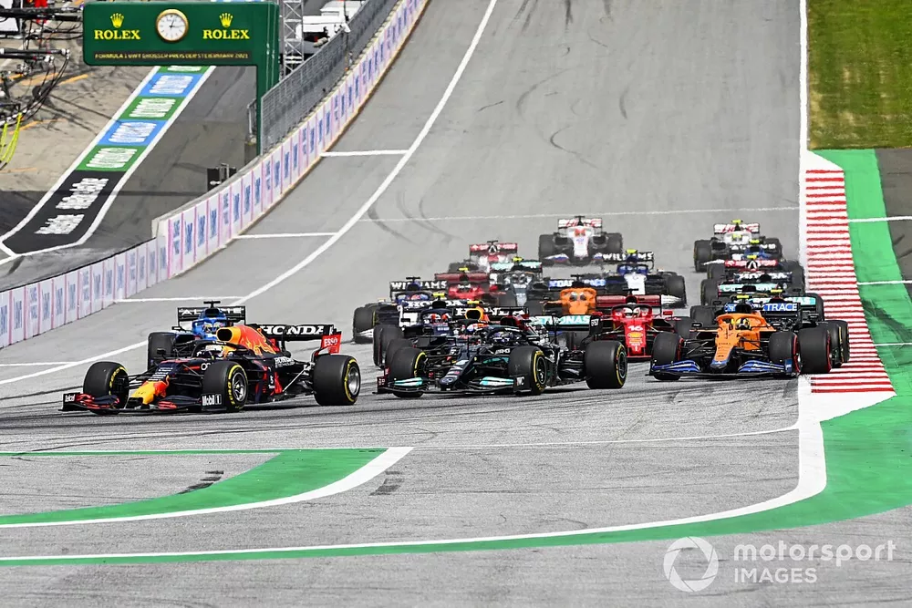 Max Verstappen, Red Bull Racing RB16B, Lewis Hamilton, Mercedes W12, Sergio Perez, Red Bull Racing RB16B, Lando Norris, McLaren MCL35M, ,e il resto del gruppo alla partenza