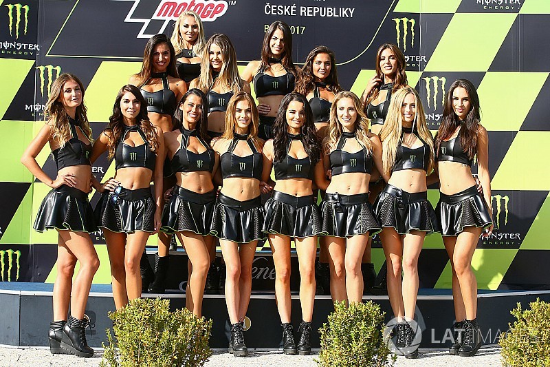 Галерея: як грід-гьолз врятували дощовий етап MotoGP