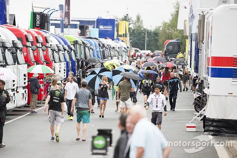 Ambiance dans le paddock