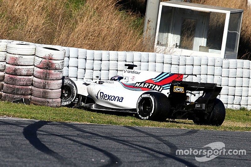 Lance Stroll, Williams FW40 se estrelló contra una barrera de neumáticos
