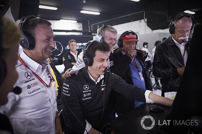 Toto Wolff, Director Ejecutivo (Negocios), Mercedes AMG, Niki Lauda, Presidente no ejecutivo, Mercedes AMG, Dr. Dieter Zetsche, CEO de Mercedes Benz y otros celebran después de que sus pilotos aseguran la primera fila